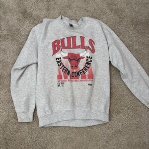 Gildan Gray Bulls Graphic Crewneck Sweatshirt with Red Logo